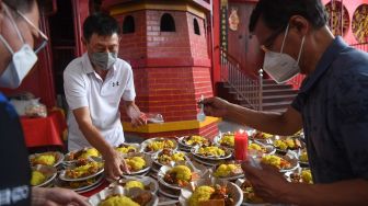 Panitia menyiapkan makanan berbuka puasa di Vihara Dharma Bakti, Petak Sembilan, Jakarta, Rabu (6/4/2022). ANTARA FOTO/Wahyu Putro 
