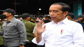 Jokowi Serahkan BLT dan Minyak Goreng ke Masyarakat Jambi