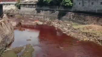 Air Sungai di Jalan Gunung Gede Berubah Warna Jadi Merah Bikin Geger Warganet, Ternyata Ini Penyebabnya