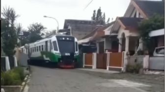 Unik! Kereta Lewat Persis di Depan Pagar Rumah-rumah Warga, Simak Video Aneh Tapi Nyata Ini