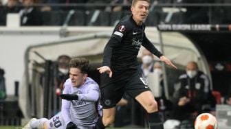 Gelandang Barcelona Gavi (kiri) dan gelandang Frankfurt Kristijan Jakic berebut bola saat pertandingan leg pertama perempat final Liga Europa UEFA antara Eintracht Frankfurt dengan FC Barcelona di Frankfurt, Jerman, Kamis (7/4/2022). [Daniel ROLAND / AFP]
