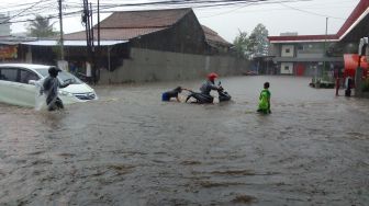 Banjir Menggenang di Depan SPBU Cikadut, Jalan AH Nasution Bandung Macet Parah