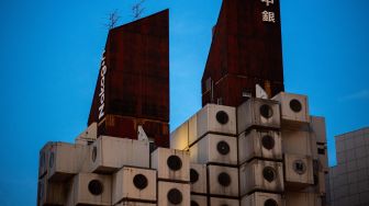 Pemandangan Menara Kapsul Nakagin yang terkenal di distrik Ginza, Tokyo, Jepang, Rabu (6/4/2022). [Philip FONG / AFP]