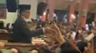 Anies Diteriaki Presiden saat Jadi Penceramah di Masjid UGM, Netizen: Ketinggian Jadi Presiden