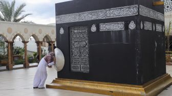 Warga berwisata Ramadhan melihat miniatur Ka'bah di Masjid Nurul Iman, Blok M Square, Jakarta Selatan, Jumat (8/4/2022). [Suara.com/Alfian Winanto]