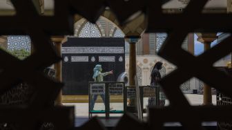 Warga berwisata Ramadhan melihat miniatur Ka'bah di Masjid Nurul Iman, Blok M Square, Jakarta Selatan, Jumat (8/4/2022). [Suara.com/Alfian Winanto]