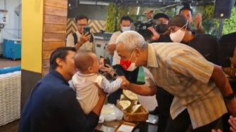 Ganjar Pranowo Sambangi Kedai Durian di Medan, Warganet: Ngomong-ngomong Wadas Sudah Selesai Mas!