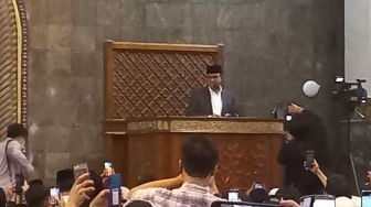 Ceramah Tarawih di Masjid Kampus UGM, Anies Sebut Makin Banyak Masyarakat yang Pindah ke Kota