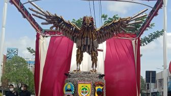 Keren, Sukoharjo Punya Monumen Burung Elang dari Knalpot Brong Hasil Sitaan