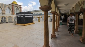 Warga berwisata Ramadhan melihat miniatur Ka'bah di Masjid Nurul Iman, Blok M Square, Jakarta Selatan, Jumat (8/4/2022). [Suara.com/Alfian Winanto]