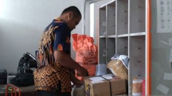 Jelang Lebaran, Aktivitas Pengiriman Paket di Kantor Pos Kota Solo Mulai Meningkat