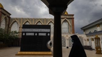 Warga berwisata Ramadhan melihat miniatur Ka'bah di Masjid Nurul Iman, Blok M Square, Jakarta Selatan, Jumat (8/4/2022). [Suara.com/Alfian Winanto]