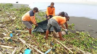 Penemuan Mayat Pria Misterius Telanjang dan Muka Berdarah Gegerkan Warga Pesisir Pantai Kencong Jember