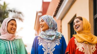 4 Cara Stylish Pakai Gaun Kaftan dengan Hijab, Cocok untuk Edisi Ramadhan