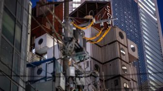 Pemandangan Menara Kapsul Nakagin yang terkenal di distrik Ginza, Tokyo, Jepang, Rabu (6/4/2022). [Philip FONG / AFP]
