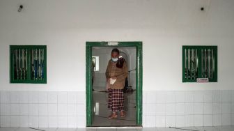 Warga berjalan usai mengikuti salat Jumat di Masjid Selo, Panembahan, Kraton, Yogyakarta, jumat (8/4/2022). [ANTARA FOTO/Hendra Nurdiyansyah/foc]