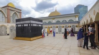 Warga berwisata Ramadhan melihat miniatur Ka'bah di Masjid Nurul Iman, Blok M Square, Jakarta Selatan, Jumat (8/4/2022). [Suara.com/Alfian Winanto]