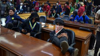 Sejumlah mahasiswa yang tergabung dari Aliansi Mahasiswa dan Masyarakat Tasikmalaya menduduki Gedung DPRD Kota Tasikmalaya saat unjuk rasa di Kota Tasikmalaya, Jawa Barat, Jumat (8/4/2022). [ANTARA FOTO/Adeng Bustomi/wsj]