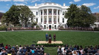 Hakim Ketanji Brown Jackson berbicara bersama Presiden Amerika Serikat Joe Biden dan Wakil Presiden Kamala Harris saat acara pengukuhan Jackson menjadi Hakim Agung Amerika Serikat di Gedung Putih, Washington DC, Amerika Serikat, Jumat (8/4/2022). [Jim WATSON / AFP]
