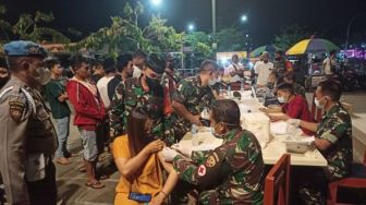 Selama Ramadhan, TNI-Polri di Lombok Buka Gerai Vaksin Booster Malam Hari