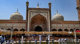 Umat Muslim melakukan wudhu sebelum melaksanakan salat Jumat di Masjid Jama di Old Delhi, India, Jumat (8/4/2022). [Prakash SINGH / AFP]