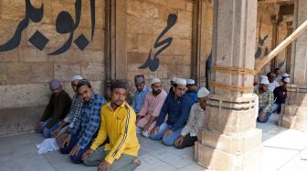 Umat Muslim melakukan salat Jumat ssaaat bulan suci Ramadhan di Masjid Jama di Old Delhi, India, Jumat (8/4/2022). [Sam PANTHAKY / AFP]