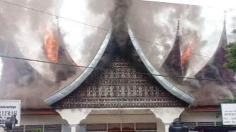 Kantor Lurah di Bukittinggi Terbakar, Seorang Petugas Damkar Terluka dan Dilarikan ka RS