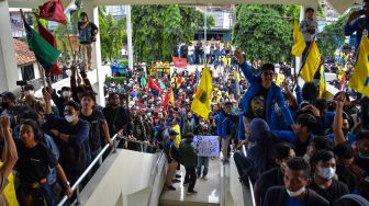 Sejumlah mahasiswa yang tergabung dari Aliansi Mahasiswa dan Masyarakat Tasikmalaya berunjuk rasa di Gedung DPRD Kota Tasikmalaya di Kota Tasikmalaya, Jawa Barat, Jumat (8/4/2022). [ANTARA FOTO/Adeng Bustomi/wsj]