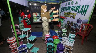 Warga melihat pameran Usaha Mikro Kecil dan Menengah (UMKM) di Kampung Ramadhan, Alun Alun Sidoarjo, Jawa Timur, Jumat (8/4/2022). [ANTARA FOTO/Umarul Faruq/wsj]