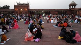 Umat Muslim berbuka puasa di Masjid Jama di di kawasan Old Delhi, India, Kamis (7/4/2022). [Money SHARMA / AFP]