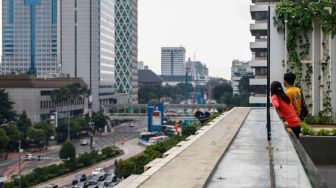 Warga berwisata akhir pekan sambil ngabuburit di Sky Deck Pusat Perbelanjaan Sarinah, Jakarta Pusat, Sabtu (9/4/2022). [Suara.com/Alfian Winanto]