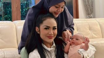 Atta Halilintar Pamer Potret Baby Ameena Berhijab, Wajahnya Adem Banget!