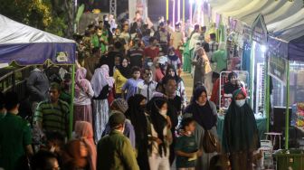 Warga mengunjungi pameran Usaha Mikro Kecil dan Menengah (UMKM) di Kampung Ramadhan, Alun Alun Sidoarjo, Jawa Timur, Jumat (8/4/2022). [ANTARA FOTO/Umarul Faruq/wsj]