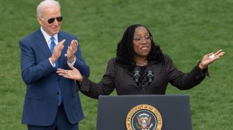 Presiden Amerika Serikat Joe Biden bertepuk tangan saat Hakim Ketanji Brown Jackson berbicara saat acara pengukuhan Jackson menjadi Hakim Agung Amerika Serikat di Gedung Putih, Washington DC, Amerika Serikat, Jumat (8/4/2022). [Jim WATSON / AFP]
