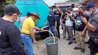 Salurkan Minyak Goreng di Gorontalo, Gubernur Rusli Minta Masyarakat Syukuri Perhatian Jokowi