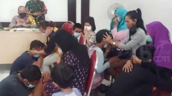 Ealah! Ditangkap Polisi, 5 Remaja Surabaya yang Tertangkap Gegara Tawuran Mewek di Depan Emaknya