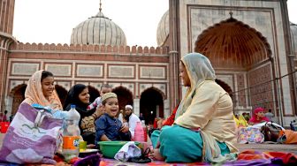 Umat Muslim bersiap untuk berbuka puasa di Masjid Jama di kawasan Old Delhi, India, Kamis (7/4/2022). [Money SHARMA / AFP]