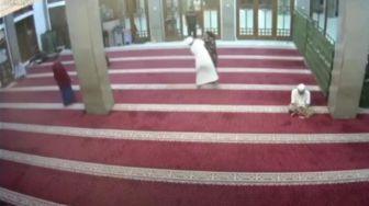 Diduga Alami Gangguan Jiwa, Perempuan Paruh Baya Datangi Masjid di Pesanggarahan Sambil Bawa Pisau Dibekuk Jemaah