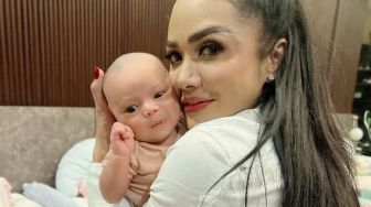 Krisdayanti Gendong Anak Aurel Hermansyah, Mata Bulat Baby Ameena Bikin Salfok