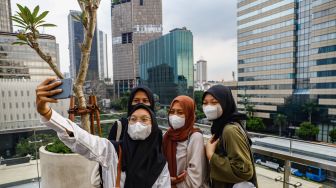 Warga berwisata akhir pekan sambil ngabuburit di Sky Deck Pusat Perbelanjaan Sarinah, Jakarta Pusat, Sabtu (9/4/2022). [Suara.com/Alfian Winanto]