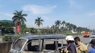 Nahas, Minibus Suzuki Carry Terbakar di Tol Jakarta-Merak