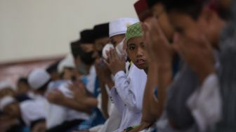 Peserta membuat kerajinan tangan saat mengikuti kegiatan Pesantren Kilat Ramadhan di Masjid Agung Sunda Kelapa, Menteng, Jakarta, Minggu (10/4/2022). [Suara.com/Angga Budhiyanto]