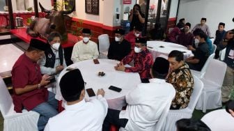 Sajikan Gorengan Saat Buka Puasa Bersama Cak Nun, PDIP: Gorengannya Pakai Minyak Kelapa