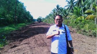 Saat Kades Riuh Dukung Jokowi Tiga Periode, Kades di Sumsel Ini Perbaiki 4 Kilometer Jalan Desa Pakai Uang Pribadi