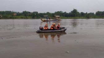 Tim SAR Temukan Motor Korban Tenggelam di Sungai Brantas Jombang