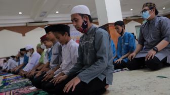 Peserta menunaikan shalat Ashar berjamaah saat mengikuti kegiatan Pesantren Kilat Ramadhan di Masjid Agung Sunda Kelapa, Menteng, Jakarta, Minggu (10/4/2022). [Suara.com/Angga Budhiyanto]