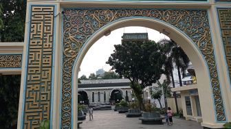 Warga beraktivitas di Masjid Agung Sunda Kelapa, Menteng, Jakarta, Minggu (10/4/2022). [Suara.com/Angga Budhiyanto]