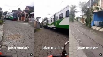 Viral Kereta Lewat di Tengah Gang Perumahan, Warganet: Pasti Gak Ada yang Berani Tutup Jalan Buat Hajatan