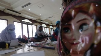 Peserta membuat kerajinan tangan saat mengikuti kegiatan Pesantren Kilat Ramadhan di Masjid Agung Sunda Kelapa, Menteng, Jakarta, Minggu (10/4/2022). [Suara.com/Angga Budhiyanto]