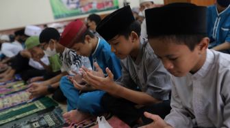 Peserta memanjatkan doa saat mengikuti kegiatan Pesantren Kilat Ramadhan di Masjid Agung Sunda Kelapa, Menteng, Jakarta, Minggu (10/4/2022). [Suara.com/Angga Budhiyanto]